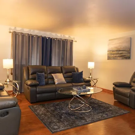 Nice Three Bedroom Rental Unit Free Parking & Wifi